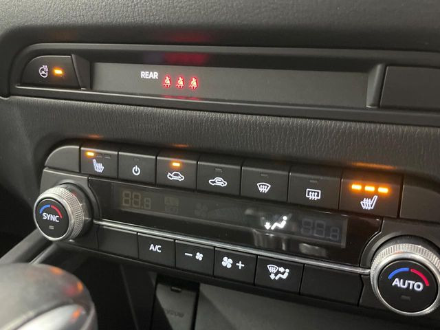 【シートヒーター】寒い日に重宝するシートヒーター!エアコンより早く温まってくれるので寒がりの人も安心ですね♪エアコンの温風は乾燥するから苦手、という方にもをおすすめです。