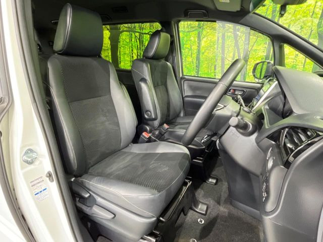 【ハーフレザーシート】高級感と座り心地を両立した人気のシート♪背面・座面のファブリック素材は、通気性の良さや滑りにくさに優れています。気温や服装に左右されず快適にお乗りいただけます。