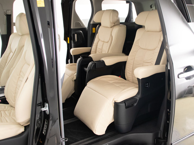 ★エグゼクティブシート★電動リクライニング、オットマン、大型ヘッドレスト完備!