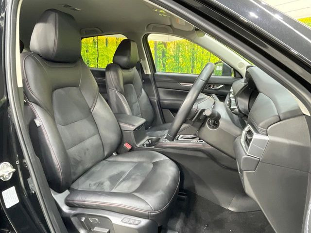 運転席シート廻りは使用感も少なく、良好な状態となっています。前オーナー様が丁寧に使っていたことがよくわかりますね。