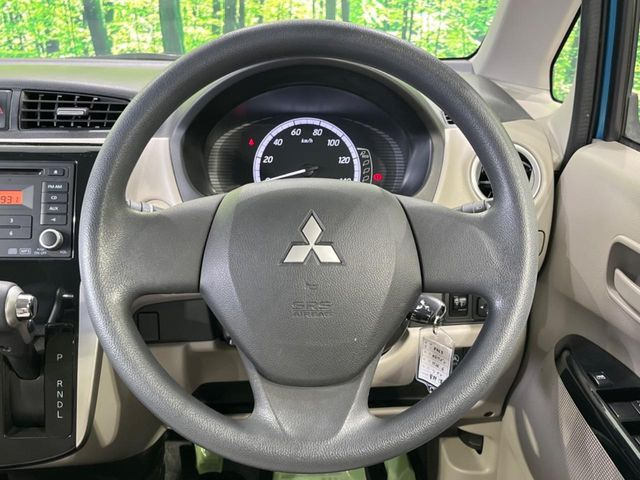 �C���e���A�ɍ��킹���f�U�C���̃X�e�A�����O�́A�^�]�������̂��Ƃ��l���A�^�]���₷���`��A�傫���ł��B�����x�A���ۂɐG���Ă��m���߂��������B