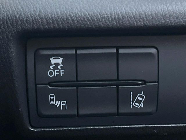 【ブラインドスポットモニタリング】走行中、ドアミラーの死角になりやすい箇所に後続車が接近するとサイドミラー付近に警告を表示、ドライバーに注意喚起をしてくれます。