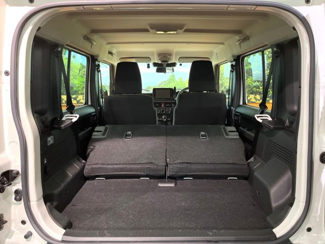 ���i�̂���������ʋ΁A���}���ɏ\���ȉ׎��X�y�[�X���m�ۂ��Ă���܂��B�Z�J���h�V�[�g��|���ƁA�傫�ȉו��̐ύڂ��\�ł���