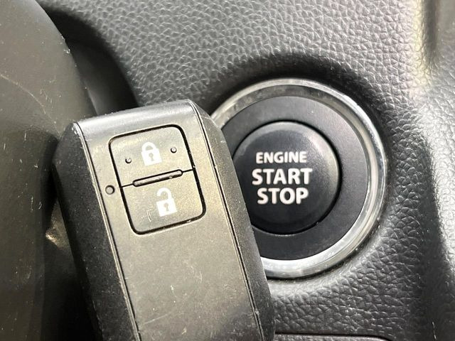 【キーレススタートシステム】カバンやポケットに入れたままでもドアの施錠・解錠が可能なスマートキーを装備。エンジンのオン・オフ時もカギを取り出す必要が無いからとっても便利です♪
