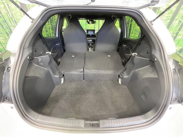 ���i�̂���������ʋ΁A���}���ɏ\���ȉ׎��X�y�[�X���m�ۂ��Ă���܂��B�Z�J���h�V�[�g��|���ƁA�傫�ȉו��̐ύڂ��\�ł���