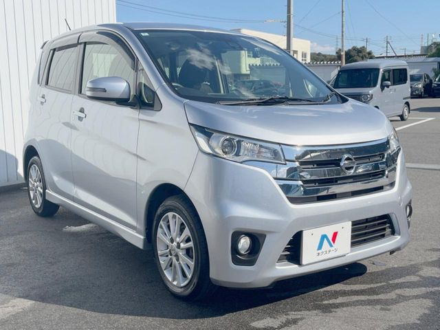 高透明度のガラス皮膜で撥水はもちろん、上質なツヤ・光沢を実現。紫外線や酸性雨から大切な愛車を保護し、色あせ・劣化を防止。「弾スプラッシュコート」、「弾プリミッサコート」からお選びいただけます。