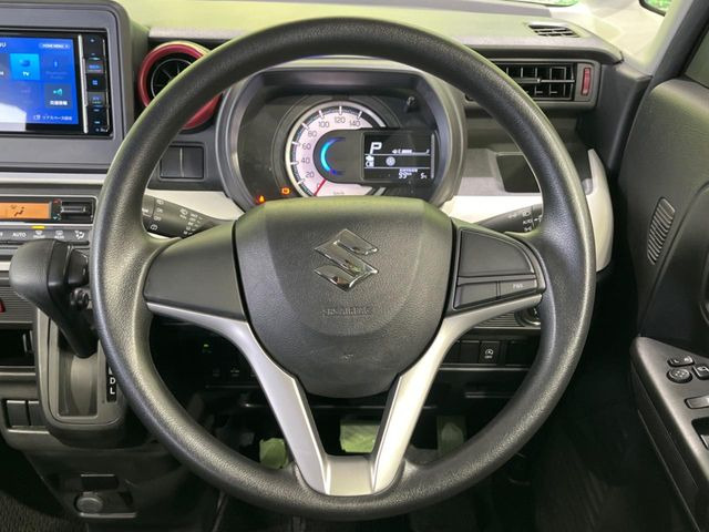 �C���e���A�ɍ��킹���f�U�C���̃X�e�A�����O�́A�^�]�������̂��Ƃ��l���A�^�]���₷���`��A�傫���ł��B�����x�A���ۂɐG���Ă��m���߂��������B