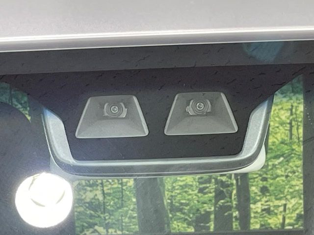 【スマートアシスト】走行中に前方の車両等を認識し、衝突しそうな時は警報とブレーキで衝突回避と被害軽減をアシスト。より安全にドライブをお楽しみいただけます。