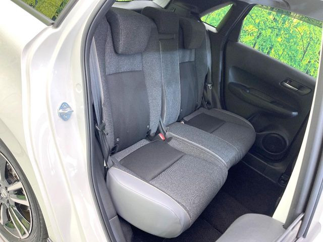 後部座席も気になるようなキズ・汚れやへたり等、大きなダメージはなく、良好な状態です。