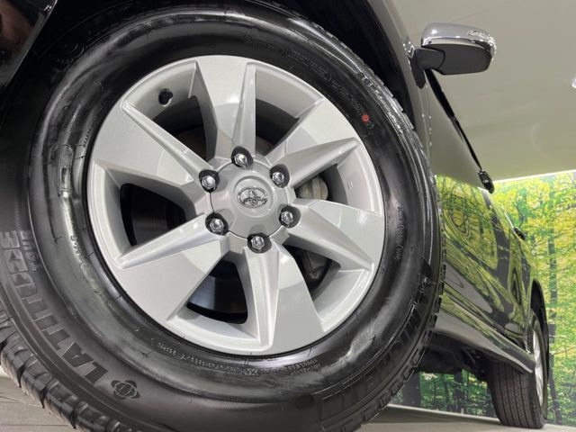 【純正17インチアルミホイール】外観にマッチした純正アルミホイールを装着しております。各種社外アルミホイールや、スタッドレスタイヤも取扱いしております。是非ご相談ください♪