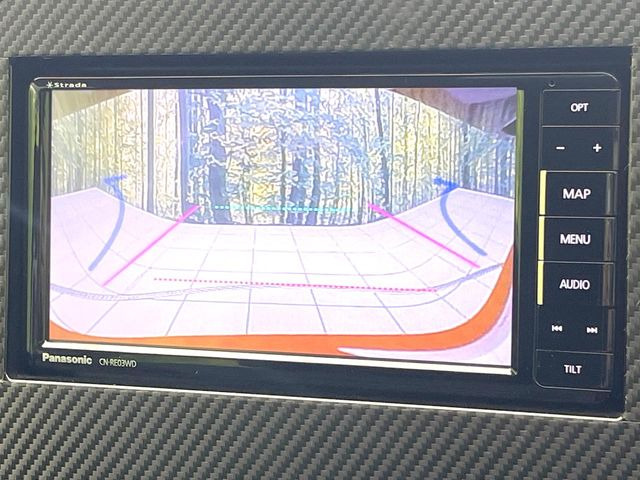 【バックカメラ】駐車時に後方がリアルタイム映像で確認できます。大型商業施設や立体駐車場での駐車時や、夜間のバック時に大活躍!運転スキルに関わらず、今や必須となった装備のひとつです!