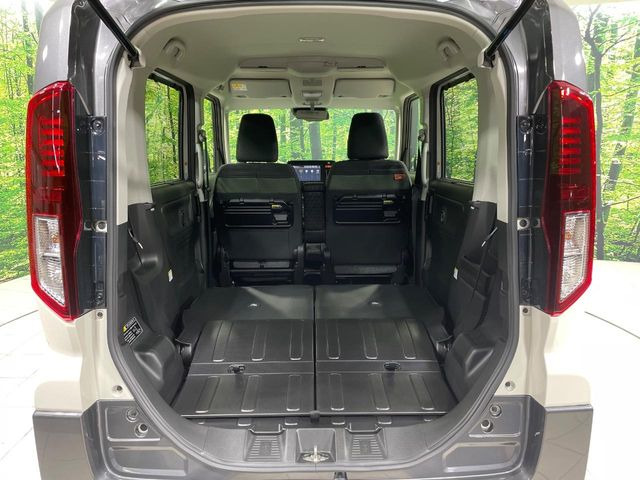 後席を格納すると、これだけの広さが!シーンに合わせたシートアレンジで、大きな荷物も積むことが出来ます♪