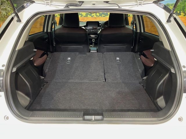 ���i�̂���������ʋ΁A���}���ɏ\���ȉ׎��X�y�[�X���m�ۂ��Ă���܂��B�Z�J���h�V�[�g��|���ƁA�傫�ȉו��̐ύڂ��\�ł���