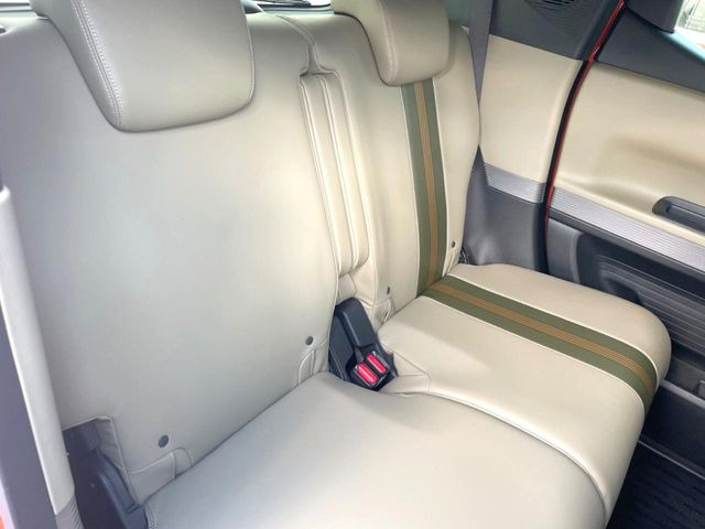 広々とした2列目シートは居住性が高く、居心地も快適!友達や家族とのお出かけにぴったりです。ベビーシートやチャイルドシート使用時も快適にお過ごしいただける十分な空間を確保しています。