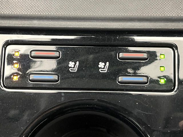 【シートベンチレーション】夏場は涼しい風でお尻や背中の熱やムレを防ぎ、冬はエアコンよりも早く温まってポカポカに!季節を問わず快適に過ごせます。