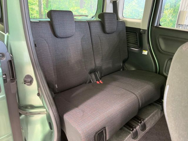 後部座席も気になるようなキズ・汚れやへたり等、大きなダメージはなく、良好な状態です。