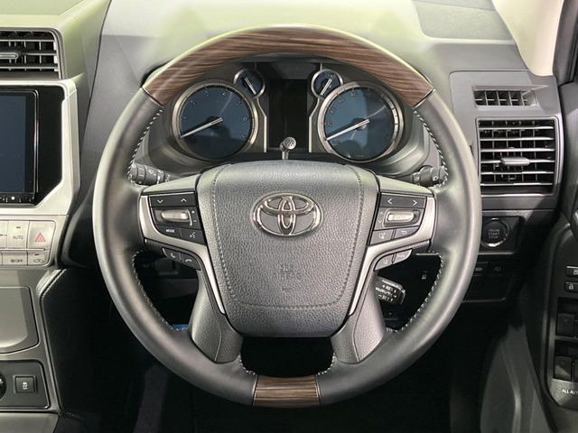 【ウッドコンビステアリング】高級感ある木目調パーツを採用した手に良く馴染むコンビハンドル。運転席廻りの雰囲気も一気に豪華になります!