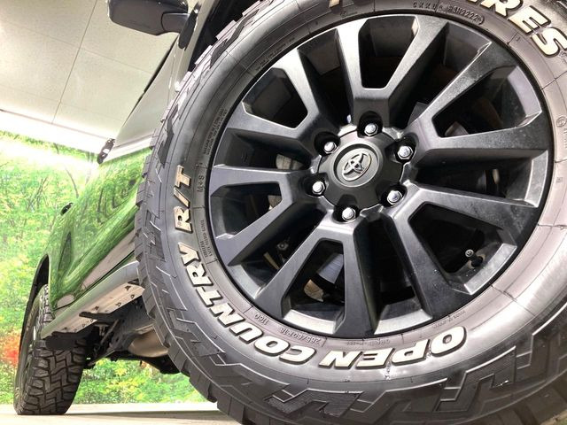 【純正18インチアルミホイール】外観にマッチした純正アルミホイールを装着しております。各種社外アルミホイールや、スタッドレスタイヤも取扱いしております。是非ご相談くださ