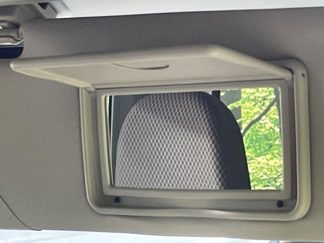 【バニティミラー】サンバイザー裏に設置されたミラーで身だしなみチェック!ちょっとしたメイク直しにも活躍します♪