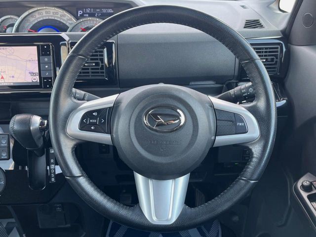 �C���e���A�ɍ��킹���f�U�C���̃X�e�A�����O�́A�^�]�������̂��Ƃ��l���A�^�]���₷���`��A�傫���ł��B�����x�A���ۂɐG���Ă��m���߂��������B