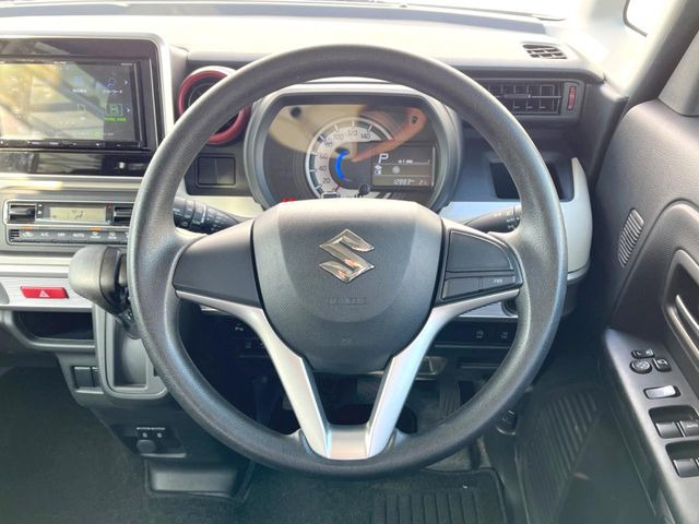 インテリアに合わせたデザインのステアリングは、運転される方のことも考え、運転しやすい形状、大きさです。是非一度、実際に触ってお確かめください。