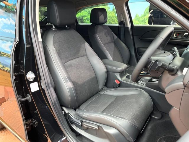 【ハーフレザーシート】高級感と座り心地を両立した人気のシート♪背面・座面のファブリック素材は、通気性の良さや滑りにくさに優れています。気温や服装に左右されず快適にお乗りいただけます。