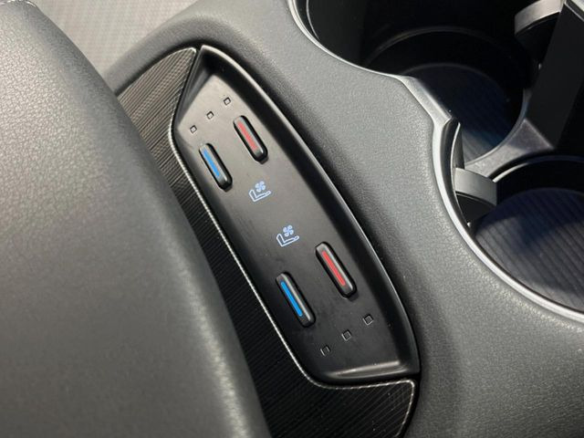 【シートベンチレーション】夏場は涼しい風でお尻や背中の熱やムレを防ぎ、冬はエアコンよりも早く温まってポカポカに!季節を問わず快適に過ごせます。