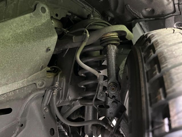 お車を安心してお乗りいただく為には、足回りの定期点検が欠かせません。サービスサポート(有償保証)では無料点検もご提供しており、安心のカーライフをお過ごしいただけるサポート体制が整っています。