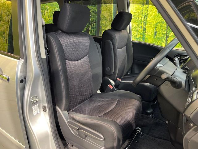 運転席シート廻りは使用感も少なく、良好な状態となっています。丁寧に使われていたことがよくわかりますね。