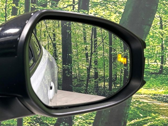 【ブラインドスポットモニター】走行中、ドアミラーの死角になりやすい箇所に後続車が接近するとサイドミラーのレンズに警告を表示!ドライバーに注意喚起をしてくれます。