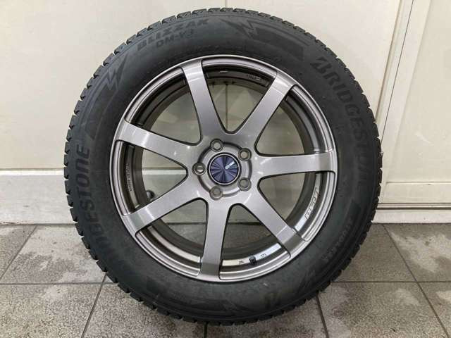 【店内スペース】お子様とご一緒にお越し頂ける安心のキッズスペース♪フリードリンクコーナー♪ファミリーでもお気軽にお越し頂ける空間をご用意しました!展示車も店内スペースには常時2台はご用意しております!