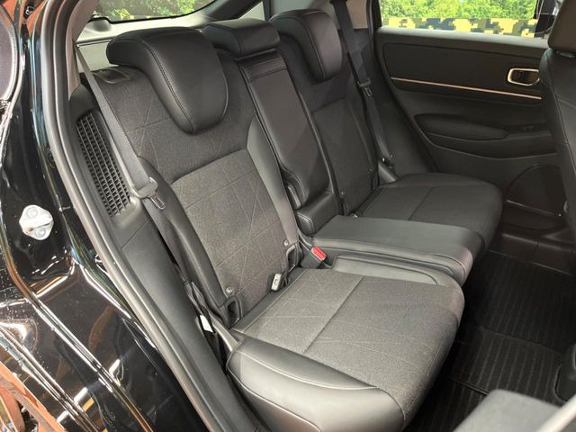 広々とした2列目シートは居住性が高く、居心地も快適!友達や家族とのお出かけにぴったりです。ベビーシートやチャイルドシート使用時も快適にお過ごしいただける十分な空間を確保しています。