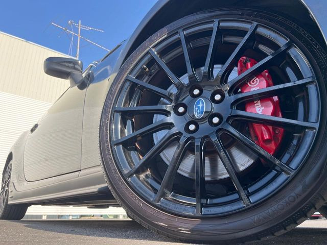 �y�O���[�h��p����18�C���`�A���~�z�C�[���z�f�U�C�����̍��������A���~�z�C�[���𑕒����Ă���܂��B�e��ЊO�A���~�z�C�[����A�X�^�b�h���X�^�C�����戵�����Ă���܂��B���񂲑��k����������