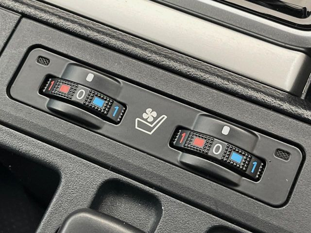 【シートベンチレーション】夏場は涼しい風でお尻や背中の熱やムレを防ぎ、冬はエアコンよりも早く温まってポカポカに!季節を問わず快適に過ごせます。