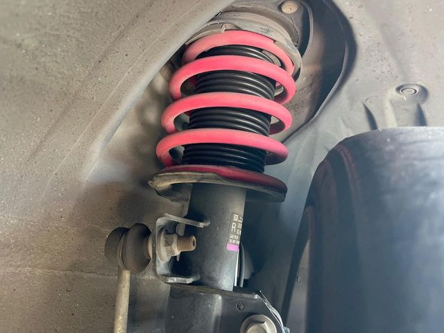 �ySTI�R�C���X�v�����O�z���[�_�E���ς݂̂��ԂŁA�X�^�C���b�V���Ȍ����ڂƂȂ��Ă���܂��B�ԗ��̏d�S�������鎖�ŁA���s���̈��萫�����サ�܂���