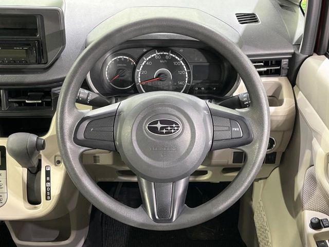 �C���e���A�ɍ��킹���f�U�C���̃X�e�A�����O�́A�^�]�������̂��Ƃ��l���A�^�]���₷���`��A�傫���ł��B�����x�A���ۂɐG���Ă��m���߂��������B