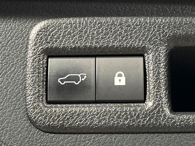 【パワーバックドア】スマートキーや運転席のボタンを押すだけでリアゲートが自動で開閉します!荷物を持っている時や、高い位置にあるバックドアを閉める際に便利な機能です♪