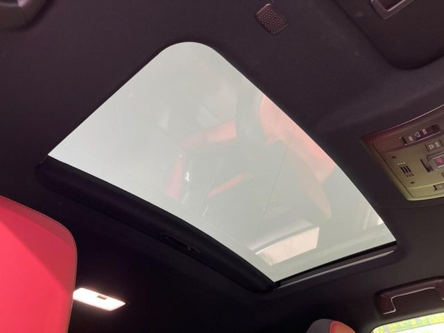 【サンルーフ】開放感たっぷりの希少装備、サンルーフが装着されています!車内に明かりを取り入れたり景色を楽しむ以外にも、車内の空気も簡単に換気できて快適です!