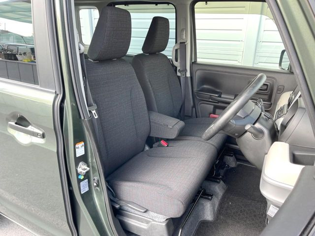 運転席シート廻りは使用感も少なく、良好な状態となっています。丁寧に使われていたことがよくわかりますね。