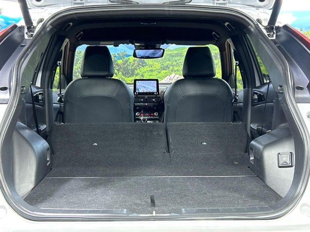 後席を格納すると、これだけの広さが!シーンに合わせたシートアレンジで、大きな荷物も積むことが出来ます♪