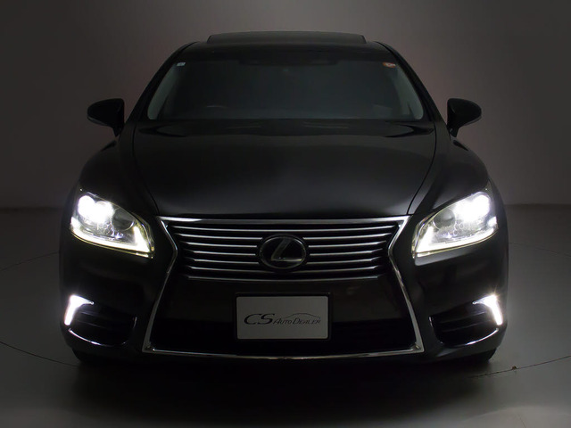 フロントビューの存在感をご覧ください!!ヘッドライトは視界良好のライト、さらにフォグライト搭載。デザイン性も高いのが特権です。