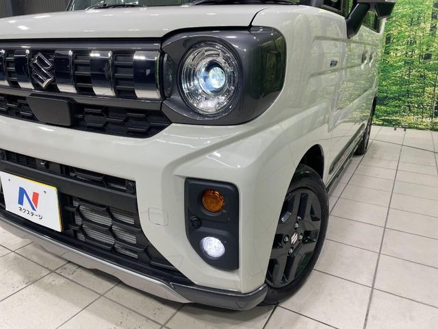 【LEDヘッドライト】悪天候や夜間走行時も良好な視界を確保し安心して運転できる高輝度LEDヘッドライトを装備!点灯速度が早く、消費電力も抑えられています。