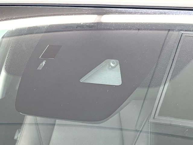 【スマートブレーキサポート】走行中に前方の車両等を認識し、衝突しそうな時は警報とブレーキで衝突回避と被害軽減をアシスト。より安全にドライブをお楽しみいただけます。