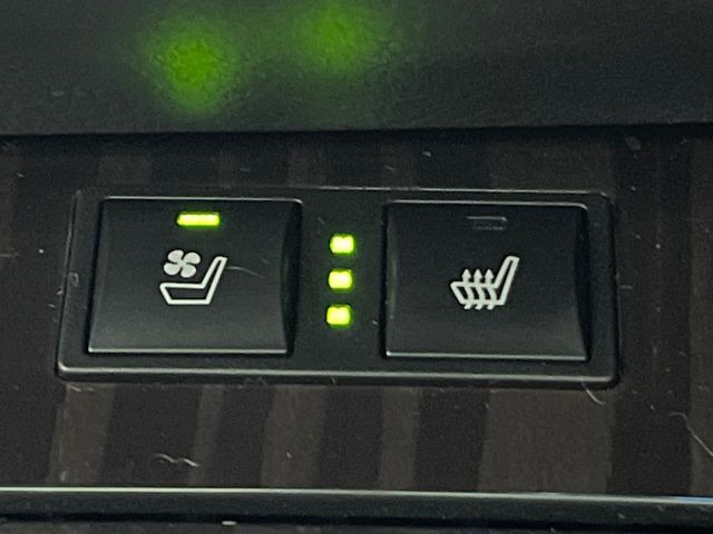 【シートベンチレーション】夏場は涼しい風でお尻や背中の熱やムレを防ぎ、冬はエアコンよりも早く温まってポカポカに!季節を問わず快適に過ごせます。