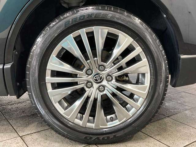 【店内スペース】お子様とご一緒にお越し頂ける安心のキッズスペース♪フリードリンクコーナー♪ファミリーでもお気軽にお越し頂ける空間をご用意しました!展示車も店内スペースには常時2台はご用意しております!