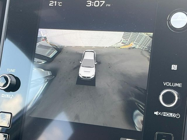 �y�}���`�e���C�����j�^�[�z�Ԃ̃t�����g��T�C�h�̃J�����摜�𓯎��Ƀ��j�^�[�\�����邱�ƂŁA���H�⋷�����𑖍s���ł����͂̏󋵊m�F���ł����S!�{�iSUV�ɂ��ꂵ�������ł���