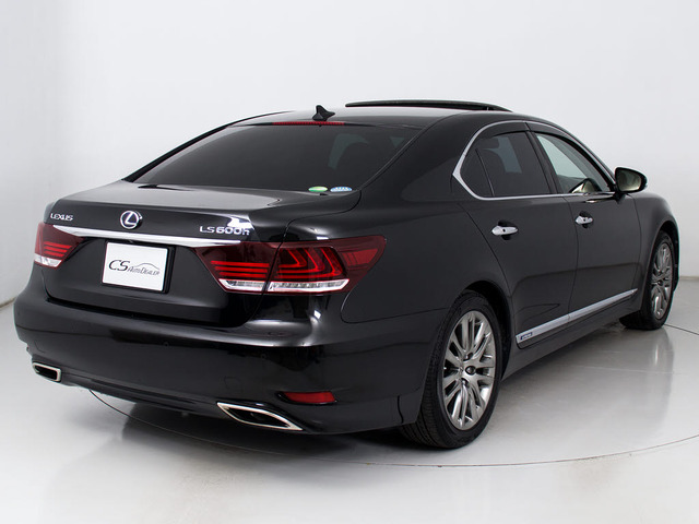 個性的なリアビューで御座います。精悍な佇まいは高級車ならではです。