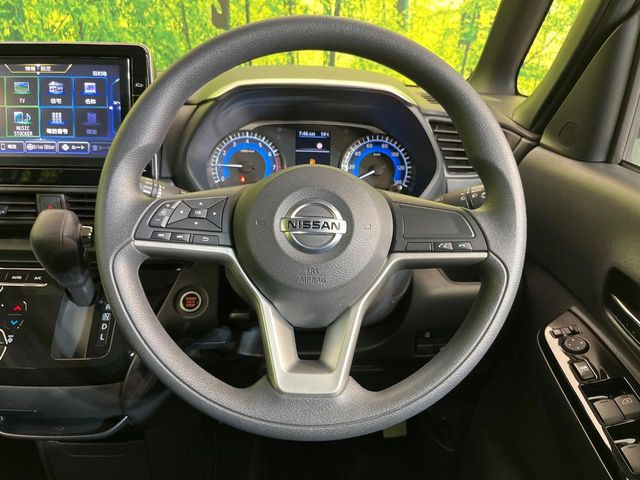 インテリアに合わせたデザインのステアリングは、運転される方のことも考え、運転しやすい形状、大きさです。是非一度、実際に触ってお確かめください。