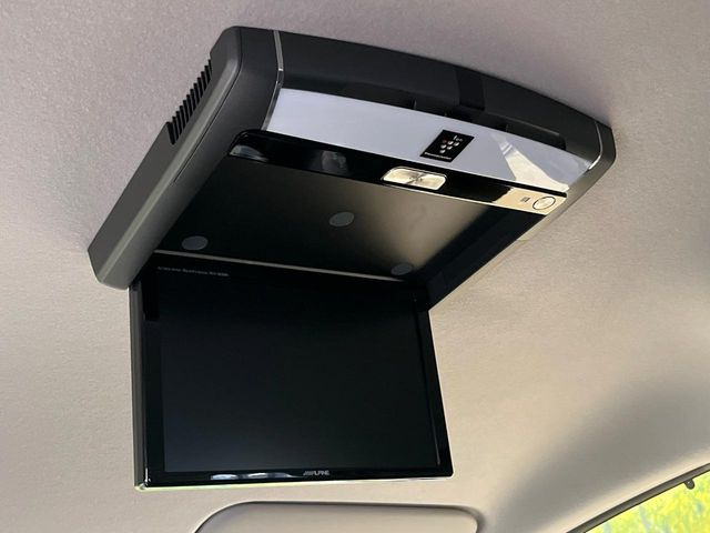 【後席モニター】家族や友人とお出かけする機会が多い方に大人気の後席モニターを装備!見やすい位置に画面がありテレビやDVDの視聴も快適!友達もお子様も、後席にしか乗らなくなるかも??