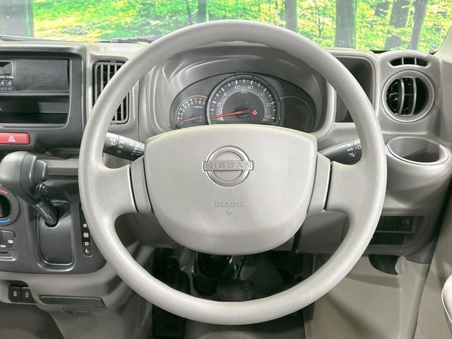 �C���e���A�ɍ��킹���f�U�C���̃X�e�A�����O�́A�^�]�������̂��Ƃ��l���A�^�]���₷���`��A�傫���ł��B�����x�A���ۂɐG���Ă��m���߂��������B